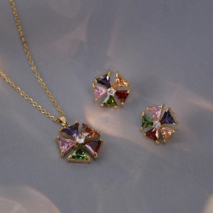 Ensemble collier et boucles d'oreilles fleur en zircon coloré finition dorée