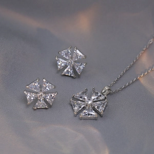 Parure élégante argentée collier et boucles d'oreilles flocon sertis de zircon