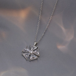 Collier élégant avec pendentif flocon de neige en zircone sur fond de soie douce