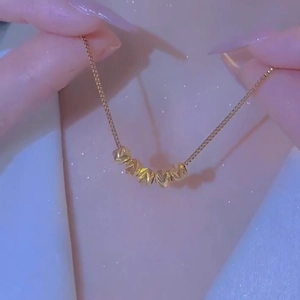 Collana in acciaio al titanio dorato con cinque perle sfaccettate e catena box