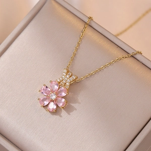 Detailansicht eines rosa Zirkonia-Blumenanhängers mit X-förmiger Diamant-Clip-Öse