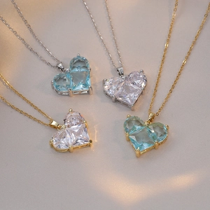 Halskette mit blauem Kristallherz-Anhänger und glänzenden Gold- und Silberketten