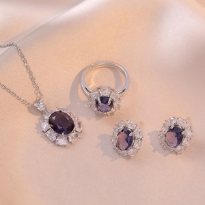 Set gioielli con zircone viola collana anello e orecchini su sfondo di seta lussuosa