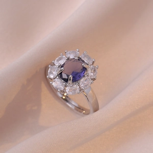 Elegante anello in argento regolabile con zircone viola ovale e cristalli trasparenti