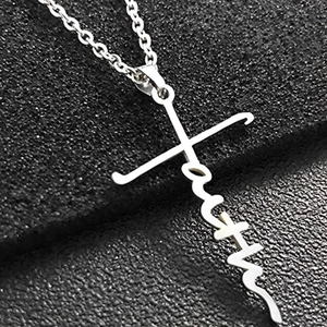 Collar con colgante de cruz y palabra faith en plata sobre fondo negro con textura