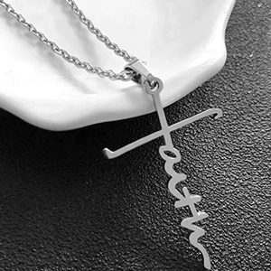 Collar con colgante de cruz de acero inoxidable plateado pulido y grabado faith artístico