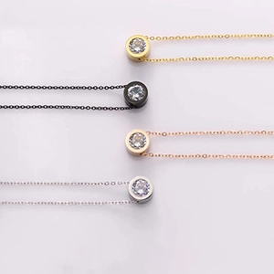 Colliers minimalistes en acier titane avec pendentif solitaire zircon en quatre couleurs