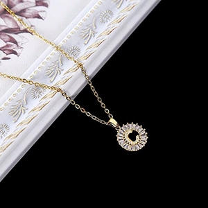 Collana dorata con ciondolo rotondo lettera C in zirconi e catena in acciaio inossidabile
