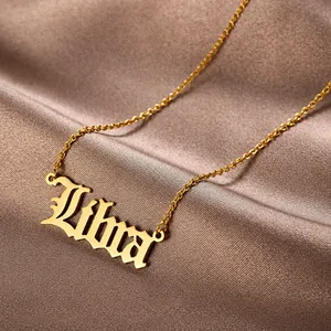 Détail macro du pendentif Balance doré sur chaîne fine avec un fond en soie élégant
