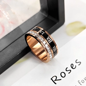 Detailopname van draaibare roségouden titanium ring met Romeinse cijfers en zirkonia