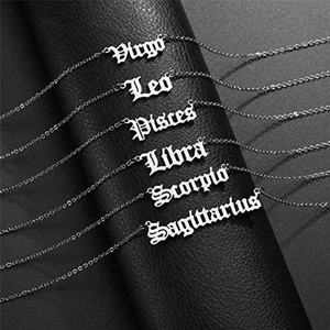Détail des pendentifs signe du zodiaque en acier argenté avec écriture gothique sur cuir