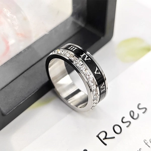 Macro-opname van de roterende roestvrijstalen ring met Romeinse cijfers en diamanten