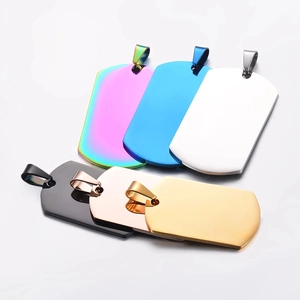 Detalle de placas militares de acero inoxidable en seis colores metálicos distintos