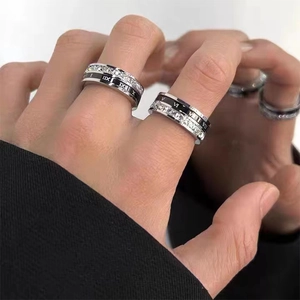 Detail van draaibare roestvrijstalen ring met Romeinse cijfers en zirkonia-pavézetting