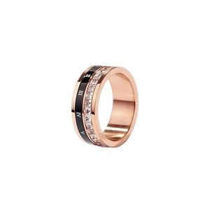 Detail van een roségouden ring met Romeinse cijfers, zwart emaille en kristallen