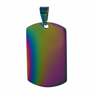 Vista macro de placa para mascotas de acero inoxidable arcoíris con acabado metálico iridiscente