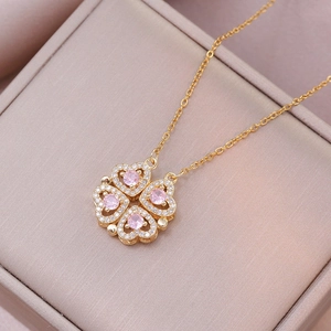 Gouden titanium ketting met roze hartstenen en witte micro-kristallen