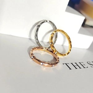 Juego de tres anillos geométricos con patrón de ondas en acabados plata, oro y oro rosa