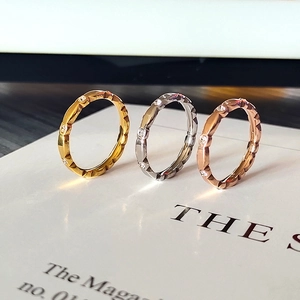 Set de tres anillos geométricos en oro, plata y oro rosa con cristales pavé finos