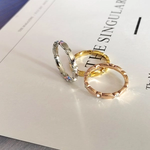 Detalle de tres anillos facetados en ondas de plata oro y oro rosa con pequeños brillantes