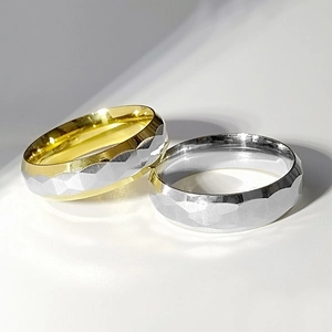 Minimalistische 6mm punkringen van roestvrij staal met geometrische facetten in goud en zilver