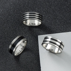 Trois bagues pour hommes en acier inoxydable avec rayures noires et diamètre de 1,9 cm