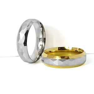 Detailopname van 6mm facetgeslepen geometrische roestvrijstalen ringen in zilver en goud