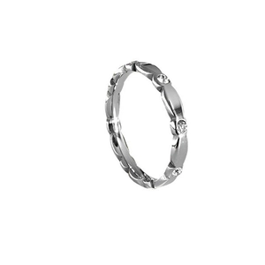 Detalle del anillo de plata con diseño de ondas segmentadas y pequeños cristales incrustados