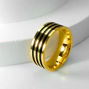 Vue détaillée de la bague homme en acier doré avec bandes noires parallèles