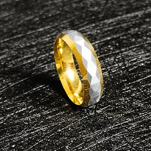 Macro-detail van 6 mm tweekleurige roestvrijstalen ring met facetten en gouden binnenkant