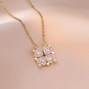 Élégant collier doré avec pendentif trèfle en cœurs roses sur fond de soie