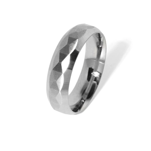Minimalistische 6mm gefacetteerde roestvrijstalen ring met geborstelde zilveren afwerking