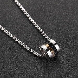 Collana da uomo con pendente a cilindro tricolore in acciaio inox con numeri romani