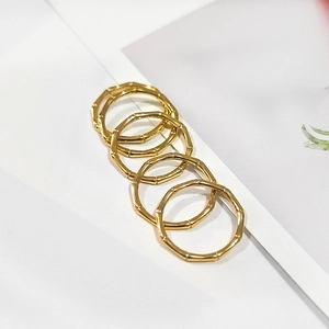 Detail von vier goldenen Ringen mit Bambus-Struktur und Segment-Design für Damen
