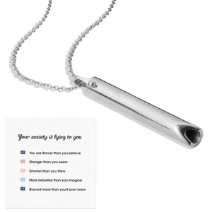 Collar de meditación de acero inoxidable con colgante cilíndrico y tarjeta motivadora