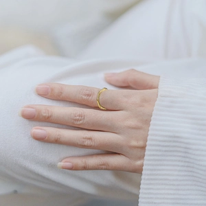 Minimalistischer 18K Gold Bambusring für Damen aus robustem Edelstahl gefertigt