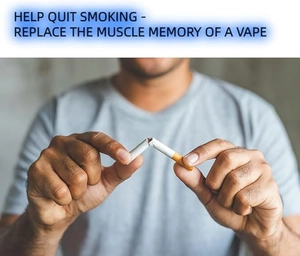 Detalle del collar de respiración consciente con mano rompiendo un cigarrillo para dejarlo