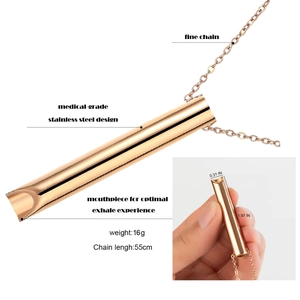 Detalle del collar de respiración en oro rosa con dimensiones y material de acero médico