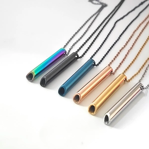Detalle de collares de meditación en seis acabados metálicos pulidos sobre fondo blanco