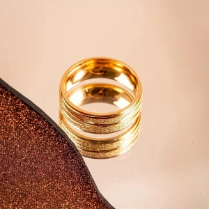 Minimalistischer Ring aus mattem Gold-Titanstahl mit sandgestrahlter Oberfläche für Damen