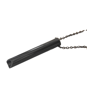 Collar de meditación minimalista en acero inoxidable negro con colgante cilíndrico