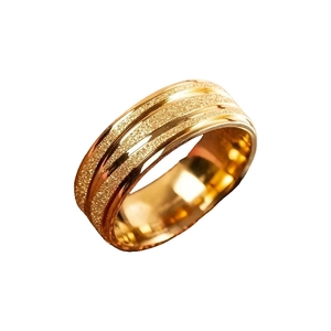 Minimalistischer Ring aus mattgoldenem Titanstahl mit sandgestrahlten und polierten Rillen