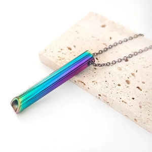 Collar silbato de respiración arcoíris para aliviar la ansiedad sobre piedra