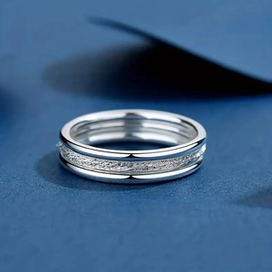 Vue macro de la bague en acier titane triple couche avec finition sablée scintillante