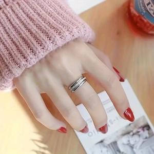 Bague multicouche minimaliste en acier inoxydable avec finitions polies et sablées