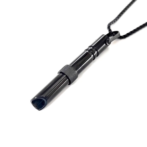 Detalle del colgante de respiración negro mate con cordón trenzado para meditación
