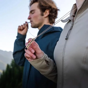 Collar de respiración consciente en oro rosa con colgante cilíndrico para meditación
