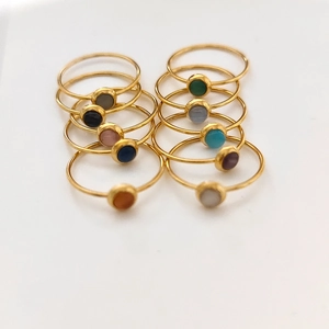 Set di 10 anelli minimalisti in oro 18K con pietre naturali colorate da sovrapporre
