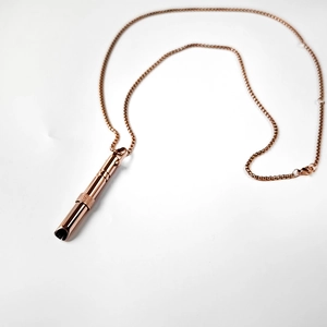 Collar de meditación en oro rosa con colgante de respiración mate para aliviar el estrés diario