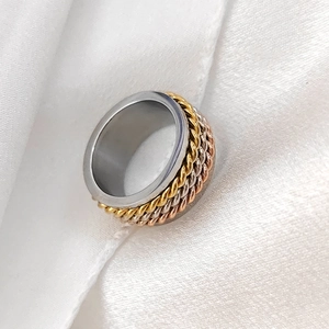 Dreifarbiger geflochtener Spinner Ring in Silber Gold und Roségold auf weißer Seide